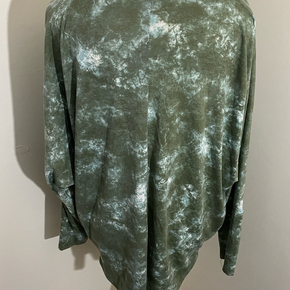 LulaRoe Olive Green Acid Washed/Tie-Dye Dolman Style Top - Picture 3 of 4